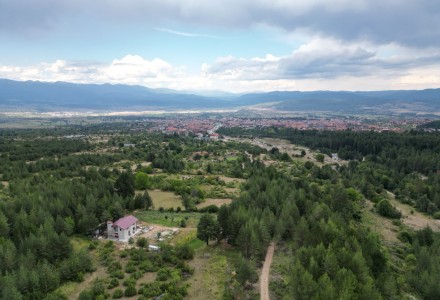 Поземлен имот с площ 990 кв.м в живописен район на Банско